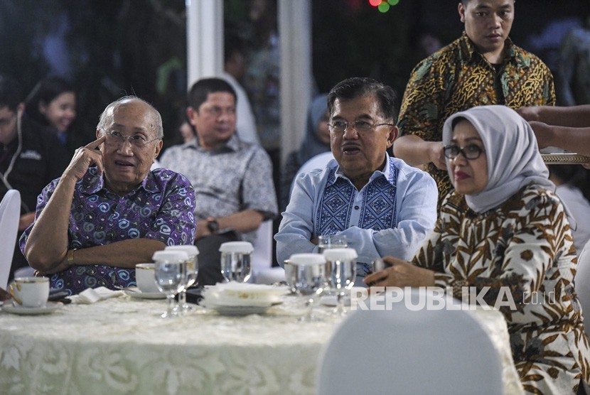 Wakil Presiden Jusuf Kalla (tengah) bersama Ibu Mufidah Jusuf Kalla (kanan) dan Ketua Tim Ahli Wapres Sofjan Wanandi (kiri) menyaksikan siaran langsung Debat Pertama Capres & Cawapres 2019 di rumah dinasnya di Jalan Diponegoro, Jakarta, Kamis (17/1/2019).