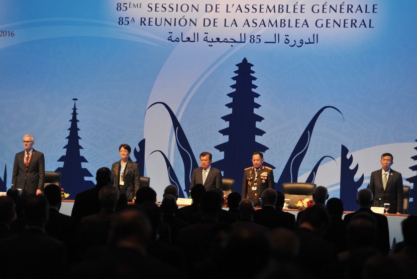 Wakil Presiden Jusuf Kalla (tengah) bersama Kapolri Jendral Pol Tito Karnavian (kedua kanan), Presiden Interpol, Mireille Ballestrazzi (kedua kiri), Sekjen Interpol Jurgen Stock (kiri) dan Gubernur Bali Made Mangku Pastika (kanan) saat pembukaan Sidang Umu