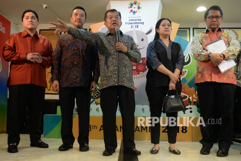  Wakil Presiden Jusuf Kalla (tengah) bersama Ketua KOI Erick Thohir, Menpora Imam Nahrawi, Menko PMK Puan Maharani, Menkominfo Rudiantara (dari kiri) menggelar konferensi pers usai rapat Asian Games bersama Inasgoc di Jakarta, Sabtu (25/3).