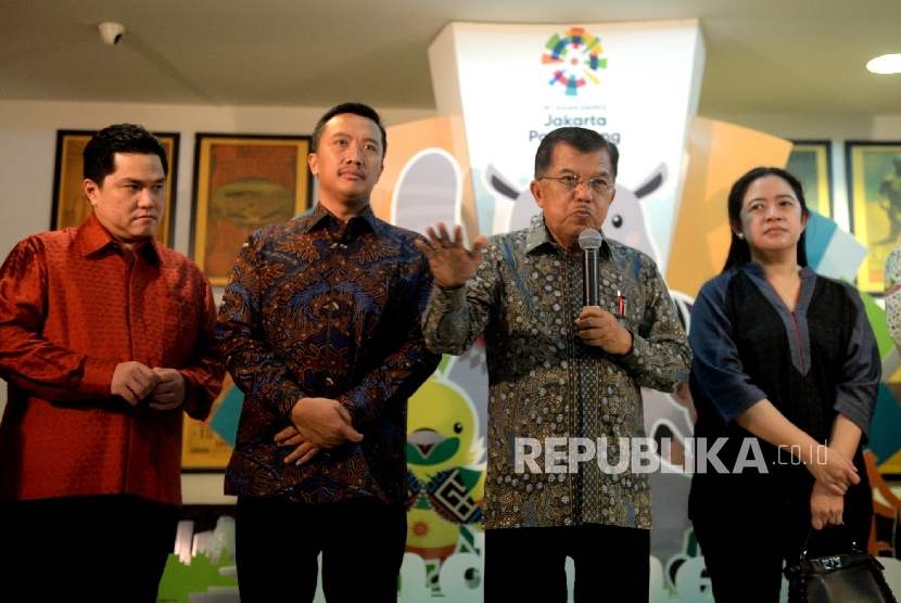 Wakil Presiden Jusuf Kalla (tengah) bersama Ketua KOI Erick Thohir, Menpora Imam Nahrawi, dan Menko PMK Puan Maharani (dari kiri) menggelar konferensi pers usai rapat Asian Games bersama Inasgoc di Jakarta, Sabtu (25/3).