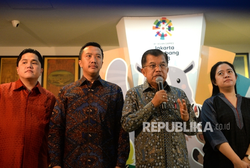 Wakil Presiden Jusuf Kalla (tengah) bersama Ketua KOI Erick Thohir, Menpora Imam Nahrawi, dan Menko PMK Puan Maharani (dari kiri) menggelar konferensi pers usai rapat Asian Games bersama Inasgoc di Jakarta, Sabtu (25/3).