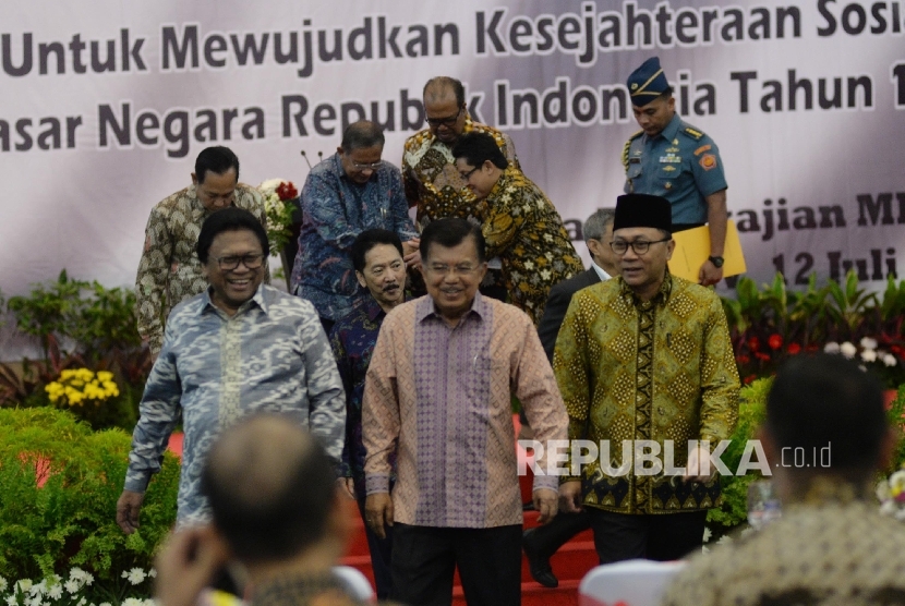 Wakil Presiden Jusuf Kalla (tengah), bersama Ketua MPR Zulkifli Hasan (kanan), dan Ketua DPD Oesman Sapta Odang (kiri) saat membuka Simposium Nasional di Kompleks Parlemen, Senayan, Jakarta, Rabu (12/7).