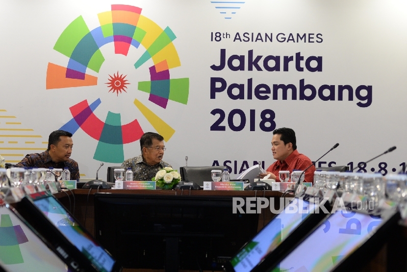 Wakil Presiden Jusuf Kalla (tengah) bersama Menpora Imam Nahrawi dan Ketua KOI Erick Thohir bersiap rapat Asian Games bersama Inasgoc di Jakarta, Sabtu (25/3).