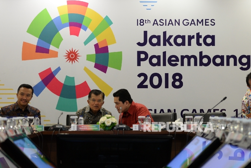 Wakil Presiden Jusuf Kalla (tengah) bersama Menpora Imam Nahrawi dan Ketua KOI Erick Thohir bersiap rapat Asian Games bersama Inasgoc di Jakarta, Sabtu (25/3).