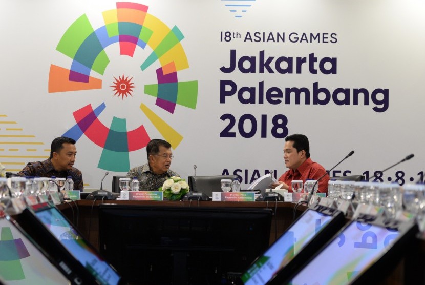 Wakil Presiden Jusuf Kalla (tengah) bersama Menpora Imam Nahrawi dan Ketua KOI Erick Thohir bersiap rapat Asian Games bersama INASGOC di Jakarta, beberapa waktu lalu.