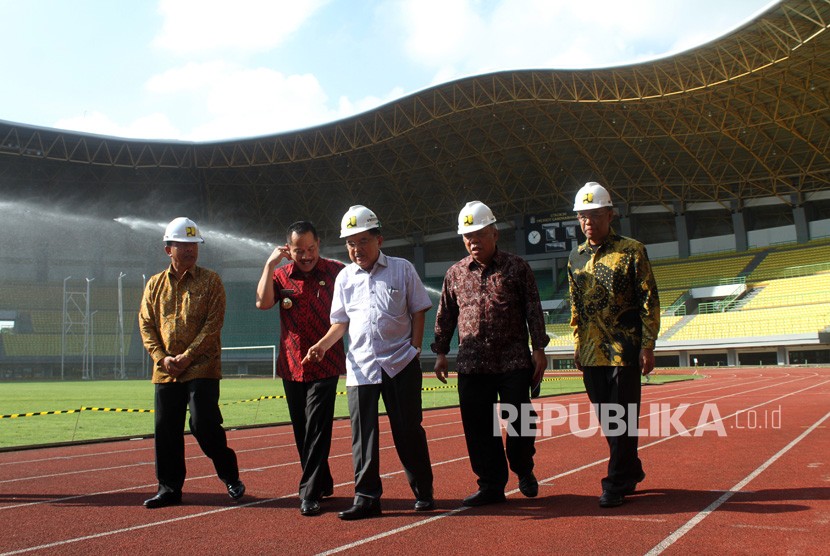 Wakil Presiden Jusuf Kalla (tengah) bersama Menteri Pekerjaan Umum dan Perumahan Rakyat (PUPR) Basuki Hadimuljono (kedua kanan) dan Pejabat Sementara (Pjs) Wali Kota Bekasi Ruddy Gandakusumah (kedua kiri) meninjau venue Asian Games 2018 Stadion Patriot Candrabhaga, di Bekasi, Jawa Barat, Jumat (27/4).