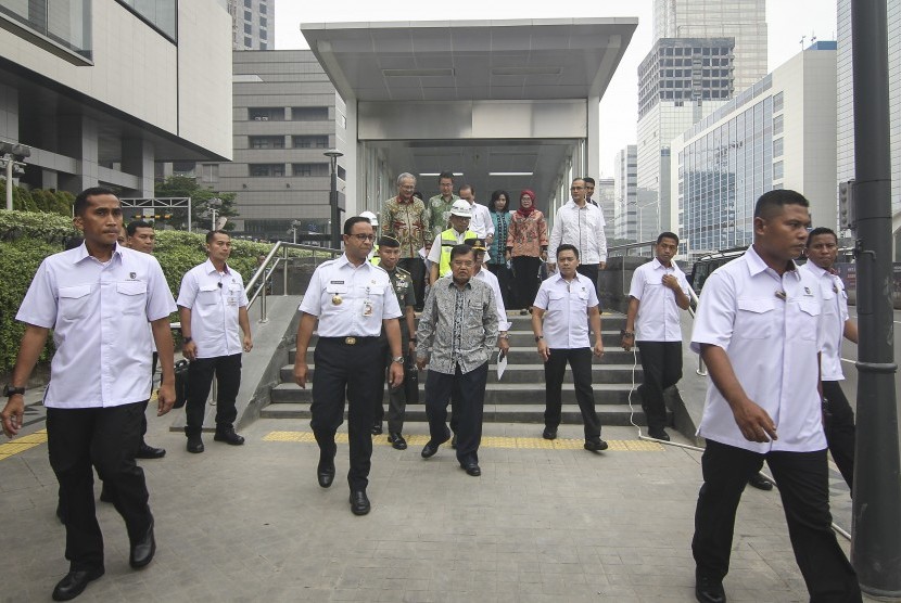 Wakil Presiden Jusuf Kalla (tengah) didampingi Gubernur DKI Jakarta Anies Baswedan (ketiga kiri) seusai meninjau pengoperasian MRT (Mass Rapid Transit) di Stasiun MRT Bundaran HI, Jakarta, Rabu (20/2/2019).