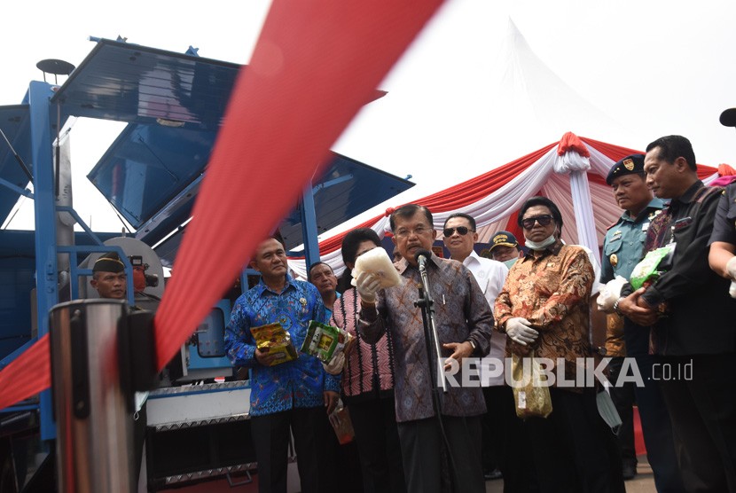 Wakil Presiden Jusuf Kalla (tengah) didampingi Kepala Badan Narkotika Nasional (BNN) Komjen Pol Heru Winarko (kiri), Ketua DPR Bambang Soesatyo (keempat kiri), Ketua DPD Oesman Sapta Odang (ketiga kanan) serta mantan Kepala BNN Komjen Pol (Purn) Budi Waseso (kanan) memberikan keterangan pers sebelum memusnahkan narkotika jenis sabu di lapangan silang Monas, Jakarta, Jumat (4/5).