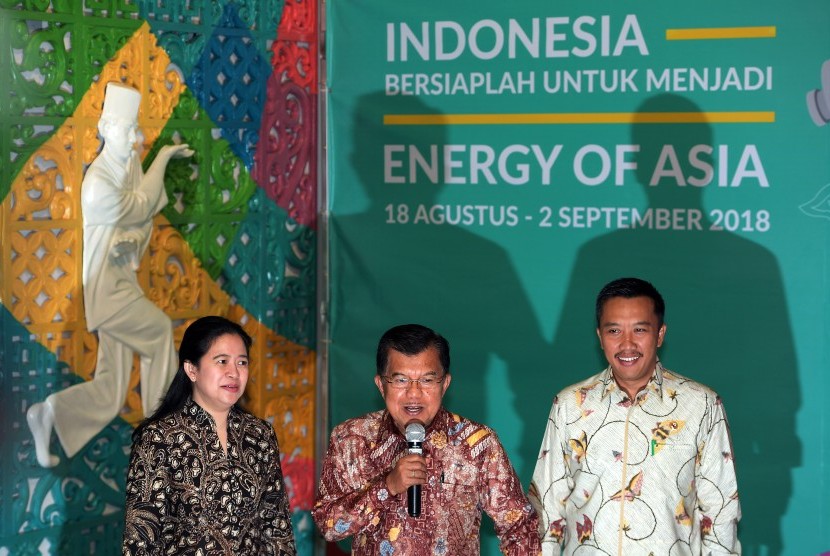 Wakil Presiden Jusuf Kalla (tengah) didampingi Menko Pembangunan Manusia dan Kebudayaan Puan Maharani (kiri) dan Menpora Imam Nahrawi (kanan) memberikan keterangan pers seusai melakukan rapat Asian Games 2018 di Kemenpora, Jakarta, Rabu (15/3).