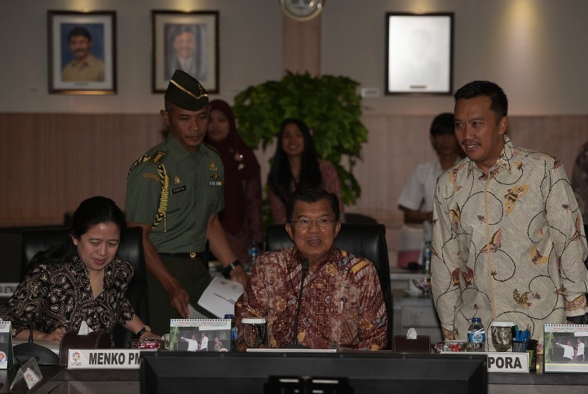 Wakil Presiden Jusuf Kalla (tengah) didampingi Menko Pembangunan Manusia dan Kebudayaan Puan Maharani (kiri) dan Menpora Imam Nahrawi (kanan) menghadiri rapat Asian Games 2018 di Kemenpora, Jakarta, Rabu (15/3). 