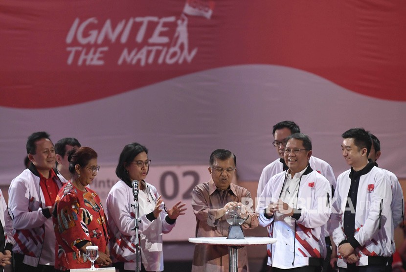 Wakil Presiden Jusuf Kalla (tengah) didampingi Menkominfo Rudiantara (kedua kanan), Menteri Keuangan Sri Mulyani (keempat kiri), Menteri Kelautan dan Perikanan Susi Pudjiastuti (ketiga kiri), Kepala Badan Ekonomi Kreatif Triawan Munaf (kiri), CEO Tokopedia William Tanuwijaya (kanan) dan CEO Traveloka Ferry Unardi (ketiga kanan) meluncurkan Ignite the Nation-Gerakan Nasional 1000 Startup Digital Satu Indonesia di Istora Senayan, Jakarta, Ahad (18/8/2019).