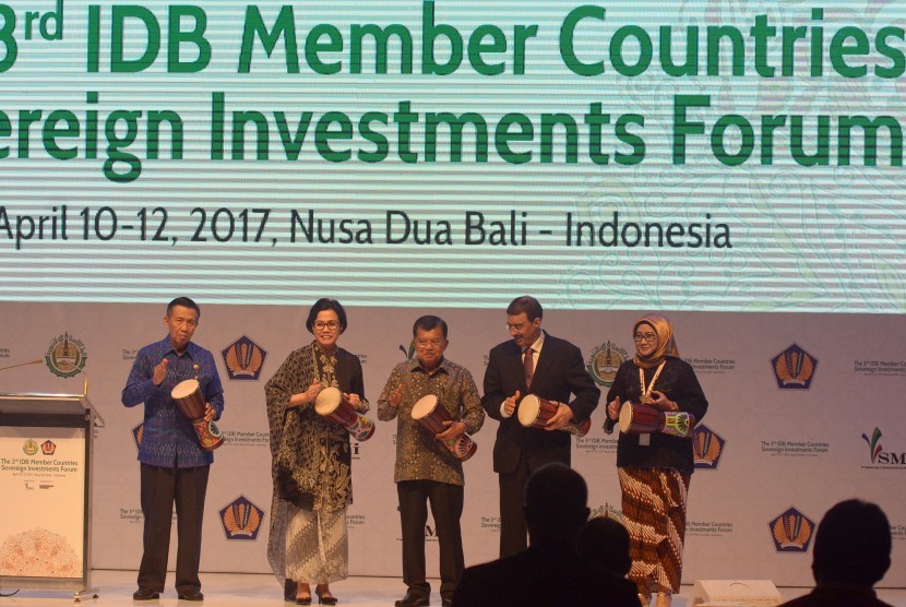 Wakil Presiden Jusuf Kalla (tengah) didampingi Menteri Keuangan (kedua kiri), Gubernur Bali (kiri), Presiden IDB (kedua kanan) dan Direktur Utama PT Sarana Multi Infrastruktur saat pembukaan pertemuan forum bank-bank pembangunan Islam di Nusa Dua, Bali, Senin (10/4).