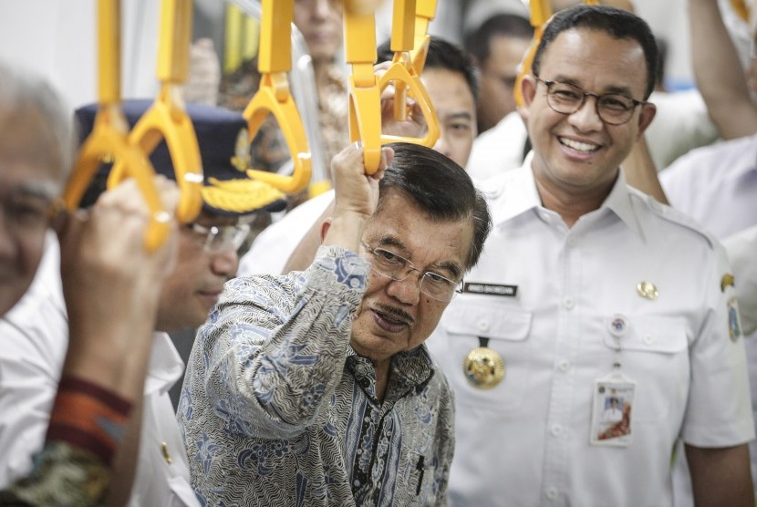 Wakil Presiden Jusuf Kalla (tengah) didampingi Menteri Perhubungan Budi Karya Sumadi (kiri) dan Gubernur DKI Jakarta Anies Baswedan (kanan) saat meninjau pengoperasian MRT (Mass Rapid Transit) di Stasiun MRT Bundaran HI, Jakarta, Rabu (20/2).