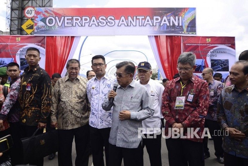Wakil Presiden Jusuf Kalla (tengah) memberi penjelasan kepada awak media seusai meninjau Flyover Antapani, Jalan Jakarta, Kota Bandung, Selasa (24/1).