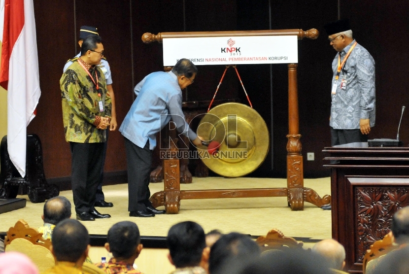  Wapres Jusuf Kalla (tengah) memukul gong saat membuka Konferensi Nasional Pemberantasan Korupsi (KNPK) di Jakarta, Kamis (3/12). (Republika/Rakhmawaty La'lang)