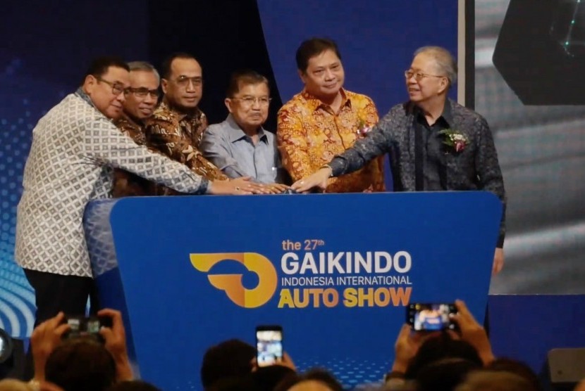 Wakil Presiden Jusuf Kalla (Tengah) saat membuka secara resmi pameran GAIKINDO Indonesia International Auto Show (GIIAS) 2019, Kamis (18/7).