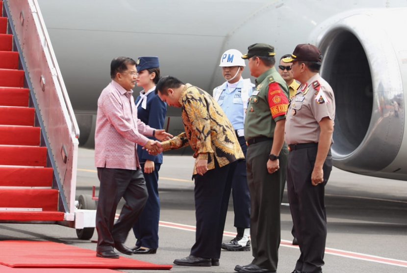 Wakil Presiden Jusuf Kalla tiba di Bandara Radin Inten II Branti disambut Gubernur Lampung M Ridho Ficardo, pangdam II Sriwijaya, dan kapolda Lampung, Sabtu (8/12). 