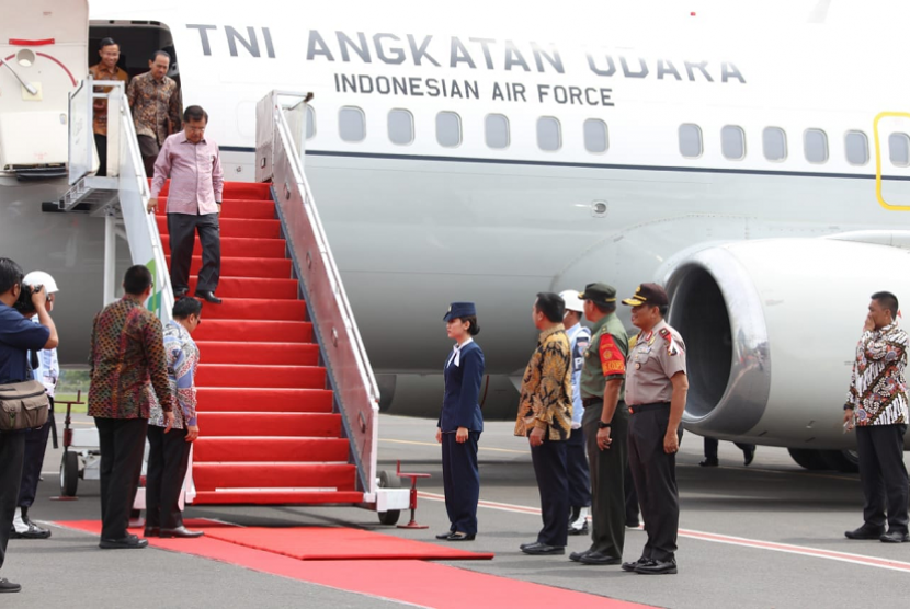 Wakil Presiden Jusuf Kalla tiba di Bandara Radin Inten II Branti disambut Gubernur Lampung M Ridho Ficardo, pangdam II Sriwijaya, dan kapolda Lampung, Sabtu (8/12). 