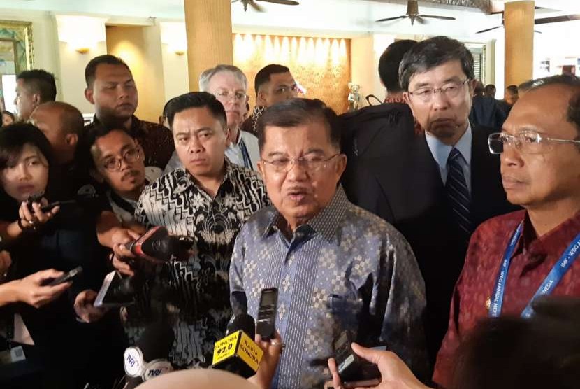 Vice President Jusuf Kalla (center)
