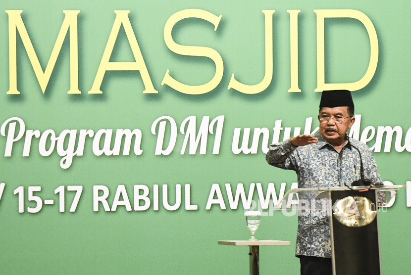 Wakil Presiden Jusuf Kalla yang juga Ketua Umum Dewan Masjid Indonesia (DMI) memberikan sambutan saat penutupan Rakernas Dewan Masjid Indonesia di Jakarta, Ahad (25/11/2018). 