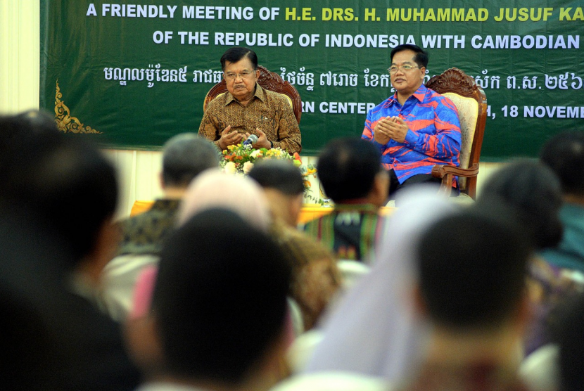  Wakil Presiden ke-10 dan 12 Jusuf Kalla didampingi Perdana Menteri Kamboja YM Samdech Techo Hun Sen,  saat bersilaturrahmi dengan Masyarakat Muslim Kamboja di Modern Center, Kamboja, Senin (18/11)  