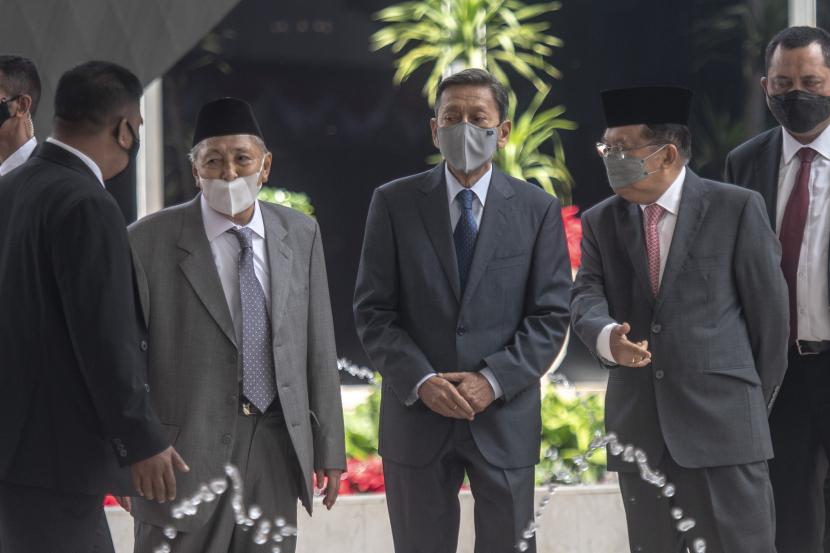 Wakil Presiden ke-9 Hamzah Haz (kiri) berbincang bersama Wapres ke-11 Boediono (tengah) dan Wapres ke-12 Jusuf Kalla.