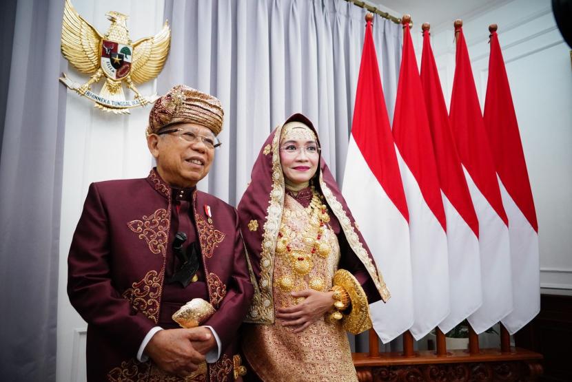 Wakil Presiden KH Maruf Amin mengenakan pakaian adat dari Provinsi Sumatera Barat saat menghadiri Upacara Peringatan Detik-detik Proklamasi Kemerdekaan RI di Istana Merdeka, Jakarta, Kamis (17/8/2023). 