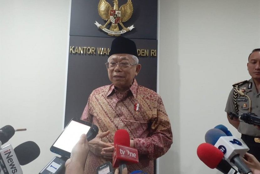 Wakil Presiden KH Maruf Amin saat diwawancarai wartawan di Kantor Wakil Presiden, Jakarta, Selasa (17/12).