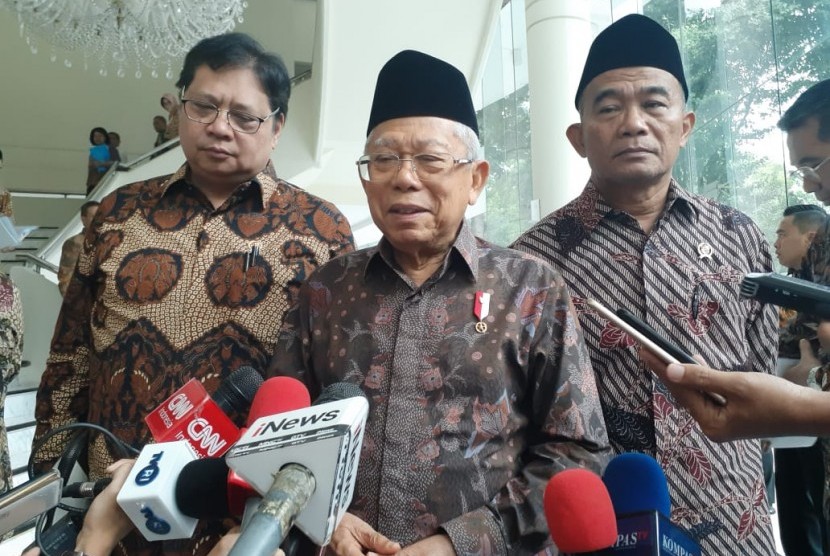 Wakil Presiden KH Maruf Amin usai rapat terkait kesiapan penerapan jaminan produk halal di Kantor Wakil Presiden, Jakarta, Kamis (9/1).