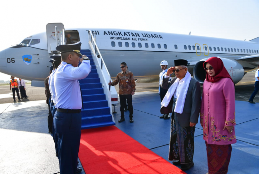 Wakil Presiden Ma'ruf Amin didampingi Ibu HjWury Ma'ruf Amin bertolak dari Lanud Halim Perdana Kusuma menuju kunjungan kerja ke DIY Yogyakarta dan Jawa Tengah, Kamis (7/11).  