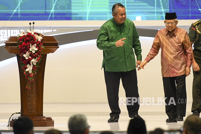 Wakil Presiden Ma'ruf Amin (kanan) dan Gubernur Bank Indonesia Perry Warjiyo berbincang seusai membuka Indonesia Sharia Economic Festival (ISEF) 2019 di JCC Senayan, Jakarta, Rabu (13/11/2019). 