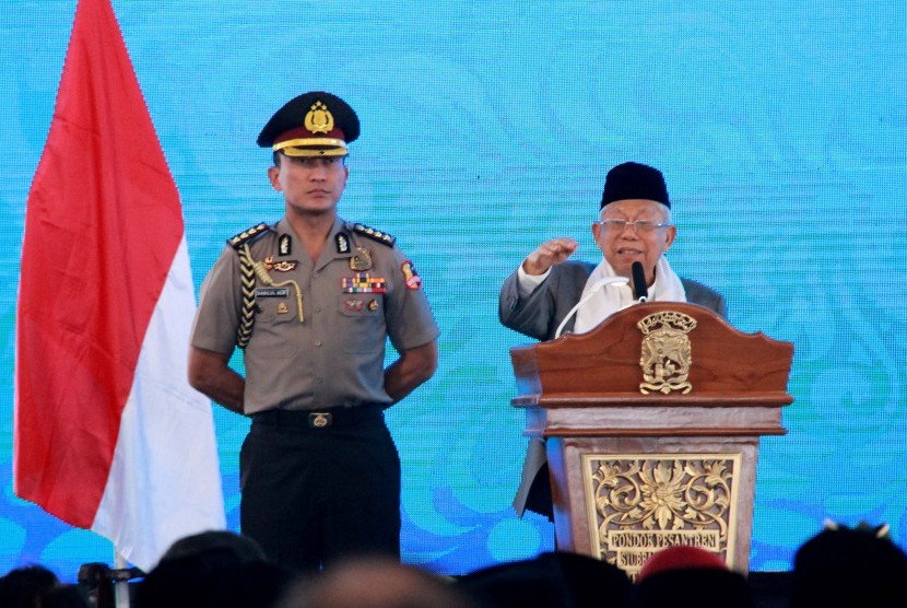 Wakil Presiden Ma'ruf Amin (kanan) memberikan sambutan saat meresmikan RSU Syubbanul Wathon di Tegalrejo, Magelang Jawa Tengah, Kamis (7/11).