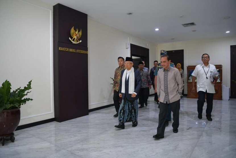 Wakil Presiden Ma'ruf Amin mengenakan sarung saat akan menghadiri sidang pertama Kabinet Indonesia Maju di Istana Merdeka, Jakarta, Kamis (24/10).
