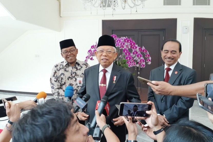 Wakil Presiden Ma'ruf Amin saat diwawancarai wartawan di Kantor Wakil Presiden, Jakarta, Jumat (8/11).