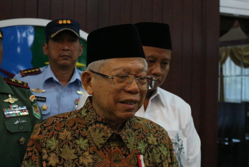 Wakil Presiden Ma'ruf Amin saat diwawancarai wartawan di sela kunjungan kerjanya di Lanud Husein Sastranegara, Bandung, Selasa (5/11).