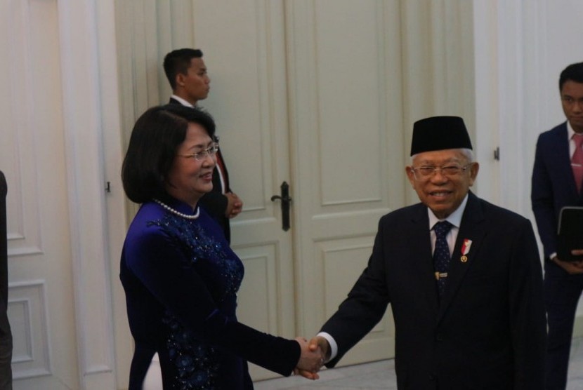 Wakil Presiden Ma'ruf Amin saat menerima kunjungan kehormatan Wakil Presiden Vietnam Dang Thi Ngoc Thinh di Istana Wakil Presiden, Jakarta, Ahad (20/10).