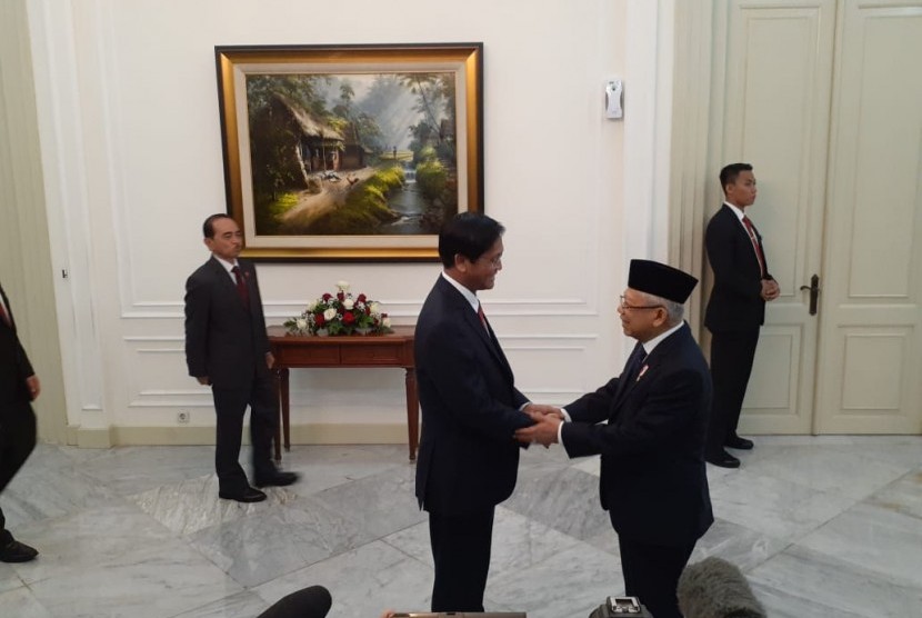 Wakil Presiden Ma'ruf Amin saat menerima kunjungan kehormatan Wakil Presiden Myanmar Henry Van Thio pada pukul 20.30 WIB di Istana Wakil Presiden, Jakarta, Ahad (20/10).
