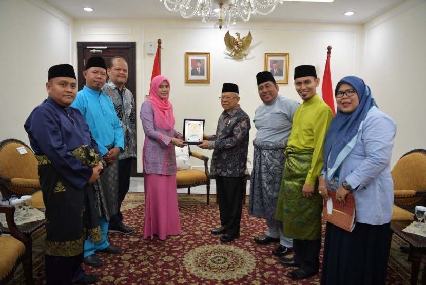 Wakil Presiden Ma'ruf Amin saat menerima kunjungan Ketua Umum Dunia Melayu Dunia Islam (DMDI) Indonesia di Kantor Wakil Presiden, Jakarta, Selasa (29/10).