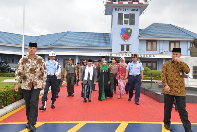 Wakil Presiden Maruf Amin bersama Ibu Wury Ma