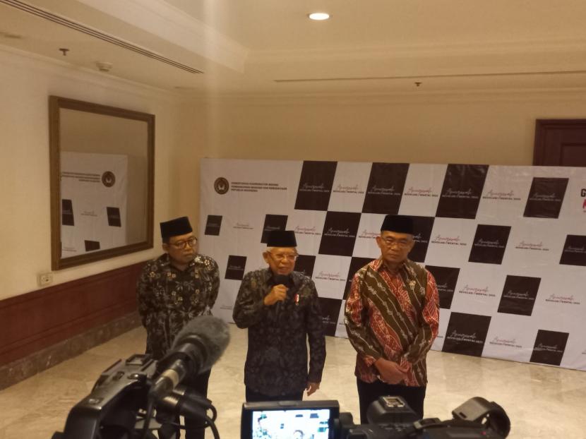 Wakil Presiden Ma'ruf Amin bersama Menteri Koordinator Bidang Pembangunan Manusia dan Kebudayaan Muhadjir Effendy dalam konferensi persnya di Hotel Borobudur, Jakarta, Rabu (21/12). 