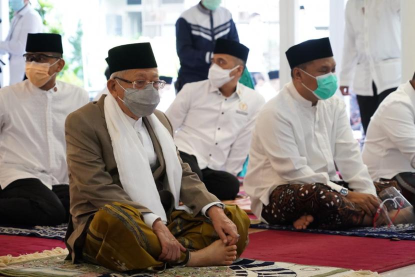 Wakil Presiden Maruf Amin bersiap melaksanakan Sholat Idulfitri Pendopo Kediaman Resmi Wapres, Jalan Diponegoro Nomor 2 Jakarta, pada Kamis (13/5). 
