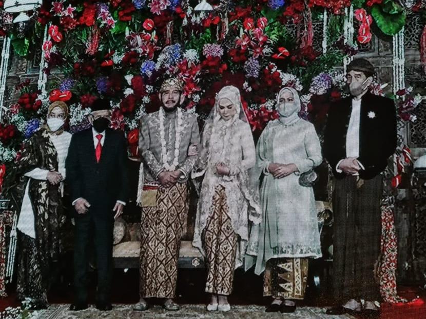 Prosesi pernikahan Ketua Mahkamah Konstitusi (MK) Anwar Usman bin Haji Usman dan Idayati binti Notomiharjo, selaku adik Presiden Joko Widodo (Jokowi) di Kota Solo, Kamis (26/5/2022).