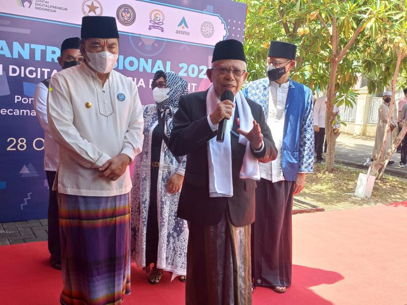 Wakil Presiden Maruf Amin dalam keterangan pers usai menghadiri Santri Digital untuk Indonesia Bangkit di Pondok Pesantren An Nawawi Tanara, Banten, Jumat (28/10). 
