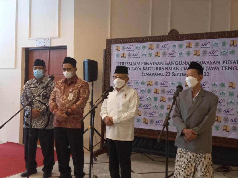 Wakil Presiden Maruf Amin dalam keterangan persnya di sela kunjungan kerja ke Semarang, Jawa Tengah, Jumat (23/9). 