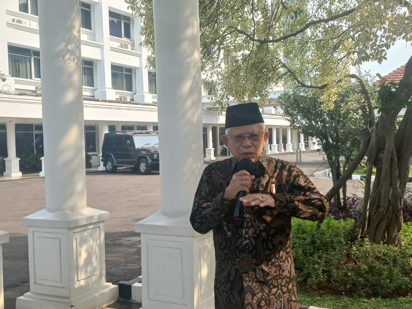 Wakil Presiden Maruf Amin dalam keterangan persnya usai memimpin Rapat Komisi Pengarah Reformasi Birokrasi Nasional (KBRBN) di Istana Wakil Presiden, Jakarta, Kamis (12/1/2023). 