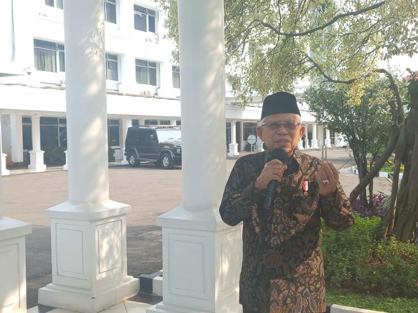 Wakil Presiden Maruf Amin dalam keterangan persnya usai memimpin Rapat Komisi Pengarah Reformasi Birokrasi Nasional (KBRBN) di Istana Wakil Presiden, Jakarta, Kamis (12/1/2023). 