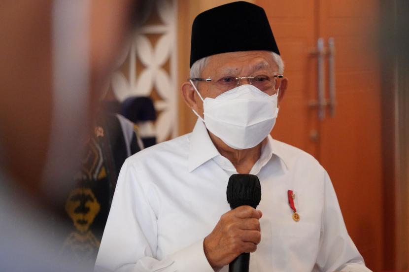 Wakil Presiden Maruf Amin dalam keterangan persnya usai menghadiri acara Napak Tilas dan HUT Ke-67 Konfederasi Sarikat Buruh Muslimin Indonesia (K-Sarbumusi) di Sidoarjo, Jawa Timur, Jumat (30/9). 