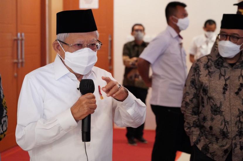 Wakil Presiden Maruf Amin dalam keterangan persnya usai menghadiri acara Napak Tilas dan HUT Ke-67 Konfederasi Sarikat Buruh Muslimin Indonesia (K-Sarbumusi) di Sidoarjo, Jawa Timur, Jumat (30/9). 