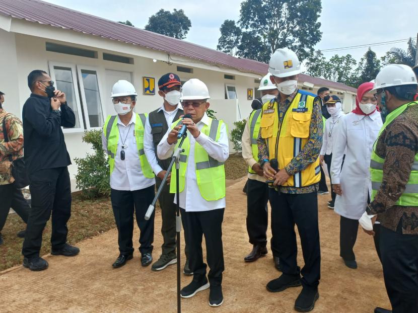Wakil Presiden Maruf Amin dalam keterangan persnya usai meninjau relokasi hunian tetap di Desa Sirnagalih, Kecamatan Cilaku, Cianjur, Rabu (4/1/2023).