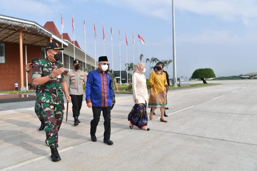 Wakil Presiden Maruf Amin di Pangkalan TNI AU Halim Perdanakusuma saat hendak melakukan kunjungan kerja ke empat provinsi di wilayah Papua, Senin (28/11). 